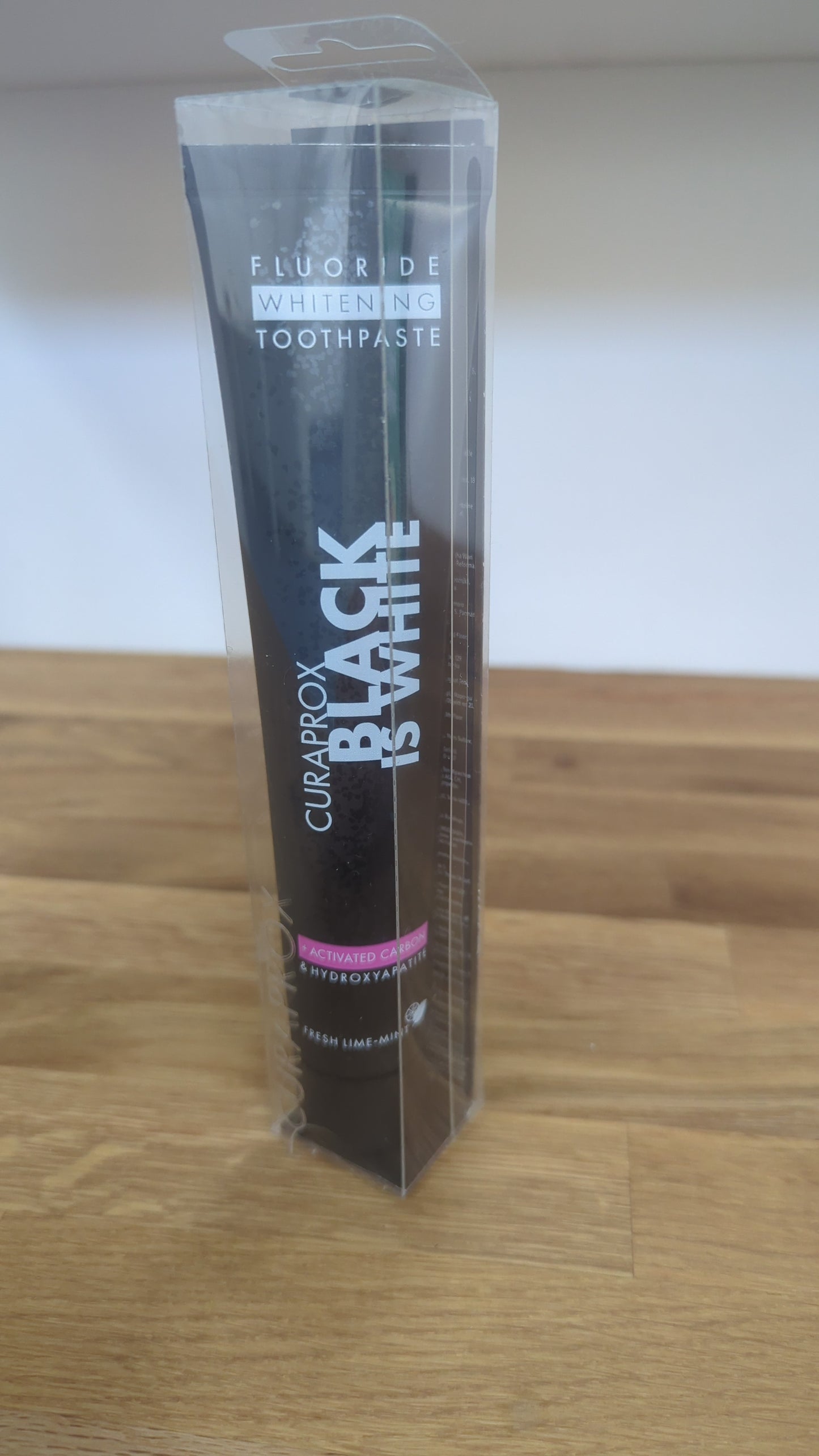 Svart är vit tandkräm